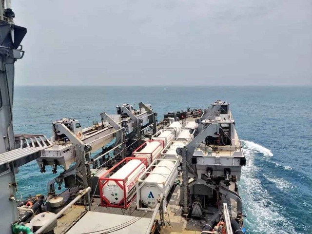 Trước đó, tàu vận tải đổ bộ INS Airavat của Hải quân Ấn Độ cũng đã cập cảng Tanjung Priok của Indonesia, mang theo 10 thùng chứa oxy hóa lỏng theo đề nghị của Jakarta.