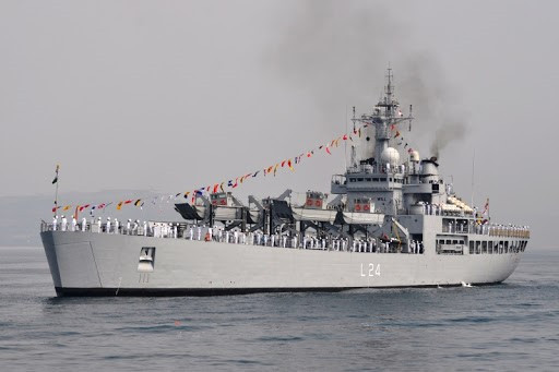 Tuy nhiên, khả năng đổ bộ của tàu Airavat lại cực kỳ đáng nể, khi nó có thể mang theo tối đa tới 11 xe tăng chủ lực hoặc 10 xe vận tải quân sự. Tối đa, tàu đổ bộ này mang theo được 500 lính.