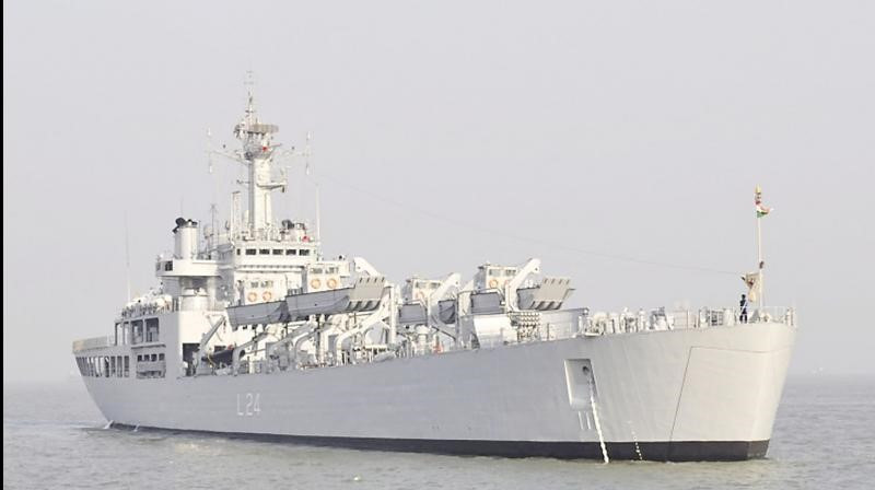 Đặc biệt, tàu vận tải đổ bộ INS Airavat cũng có khả năng mang theo trực thăng. Sàn đáp phía sau của tàu có thể mang theo một trực thăng Sea Kinh hoặc trực thăng Dhruv, cho phép mở rộng phạm vi tìm kiếm, đa dạng hóa các thể loại nhiệm vụ trong tìm kiếm cứu nạn khẩn cấp.