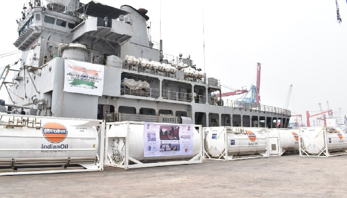 Lượng oxy hóa lỏng khổng lồ này được đựng trong 5 thùng chứa, kèm theo đó là 300 máy tạo oxy. Số hàng hóa trên dựa trên đề xuất được chính phủ Việt Nam đưa ra, nhằm ứng phó với đại dịch COVID-19.