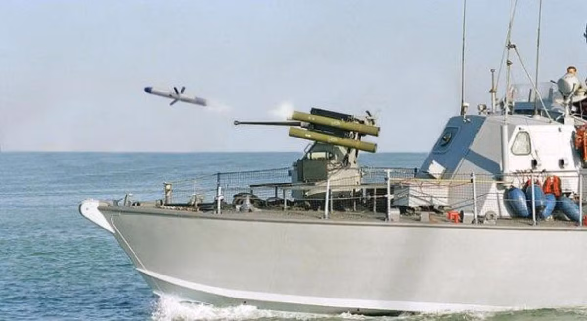 Spike-NLOS (Non Line Of Sight) là phiên bản mới nhất của họ tên lửa Spike. Loại tên lửa này được dẫn nhờ máy bay không người lái hoặc vệ tinh, nhờ vậy cho độ chính xác cực cao.