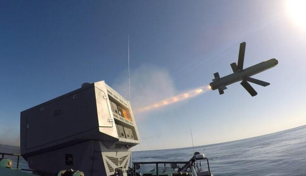 Tài khoản StayatHomeDuck hôm 17/5 đăng video trên Twitter, cho thấy cảnh tàu chiến Israel phóng tên lửa dẫn đường nhằm vào các mục tiêu Hamas ở Dải Gaza với độ chính xác cao.