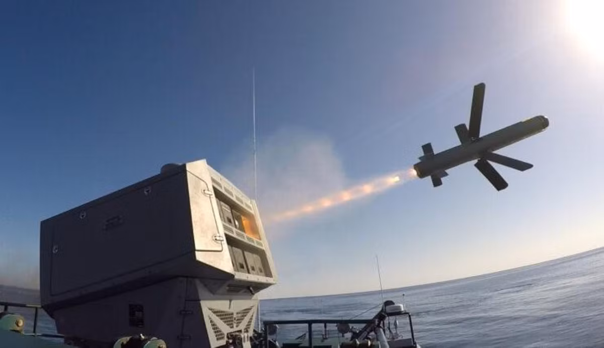 Tài khoản StayatHomeDuck hôm 17/5 đăng video trên Twitter, cho thấy cảnh tàu chiến Israel phóng tên lửa dẫn đường nhằm vào các mục tiêu Hamas ở Dải Gaza với độ chính xác cao.