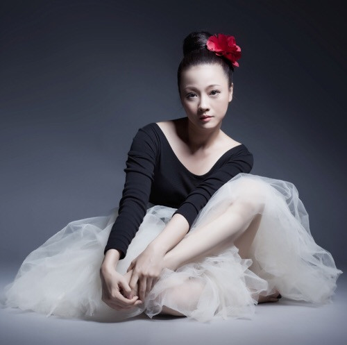 Năm 1990, Mỹ Duyên tốt nghiệp và trở về quê hương. Tuy nhiên, chị không theo đuổi nghiệp múa ballet bởi không tìm thấy nơi phù hợp để thực hiện niềm đam mê. Mỹ Duyên về nước được khoảng bảy năm thì mẹ mất. Ba năm sau, cha cũng qua đời. Mỹ Duyên phải sống một mình.