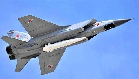 MiG-31 là máy bay chiến đấu đầu tiên trên thế giới được trang bị radar quét mạng pha điện tử bị động, Zaslon S-800.