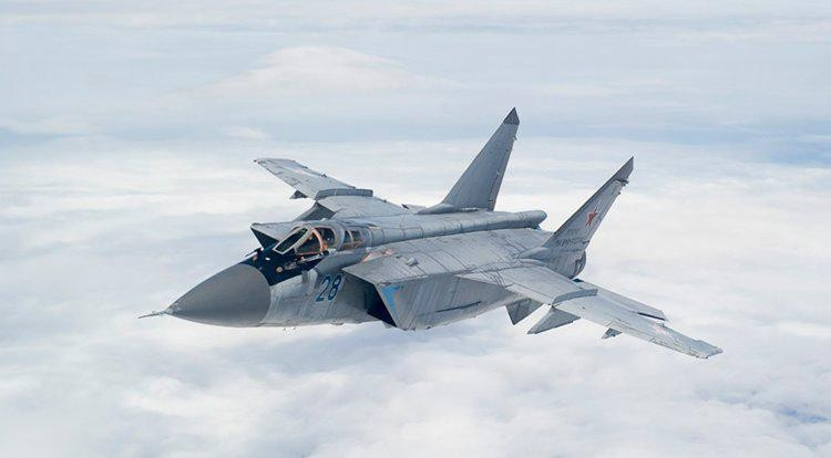 MiG-31 có 2 chỗ ngồi, phía trước là phi công điều khiển bay, còn đằng sau là phi công vận hành hệ thống vũ khí.