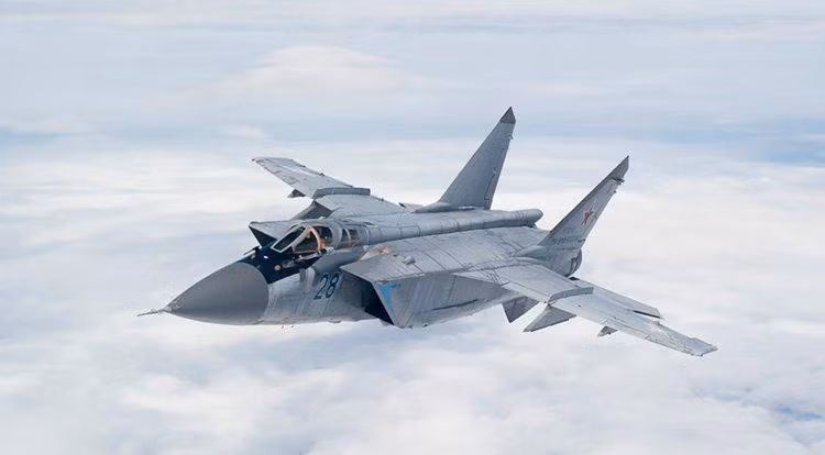 MiG-31 có 2 chỗ ngồi, phía trước là phi công điều khiển bay, còn đằng sau là phi công vận hành hệ thống vũ khí.
