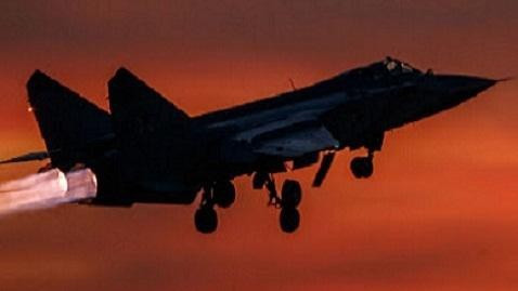 MiG-31 được trang bị 4 tên lửa tầm xa R-33 tầm bắn 200km, 2 tên lửa tầm trung R-40 tầm bắn 60km, 4 tên lửa tầm ngắn R-60 tầm bắn 8km, cùng một khẩu súng 23 mm Gatling nhiều nòng.