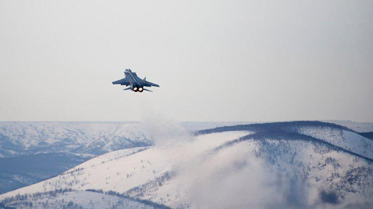 MiG-31 nâng cấp còn có thể mang theo mang theo 6 tên lửa tầm xa R-37 (cự ly tác chiến tối đa 300 km) và 2 tên lửa tầm ngắn R-73 (tầm bắn tối đa 40 km, tốc độ siêu âm lên tới Mach 6.