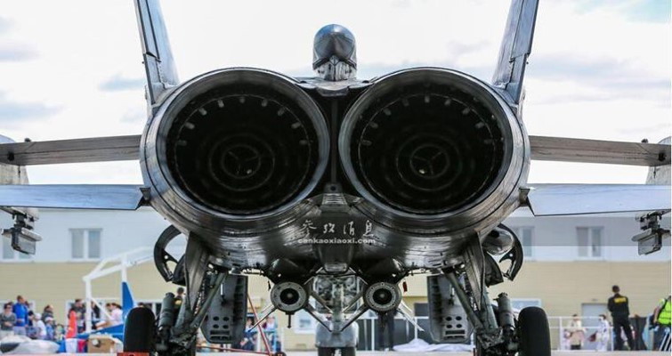 Tốc độ tới hạn trên độ cao lớn đạt Mach 2,83, nếu dùng nhiên liệu phụ trội thì tốc độ của nó vượt qua Mach 3,2. Tuy nhiên phi công được khuyên không nên bay ở tốc độ này bởi có thể làm hỏng động cơ.