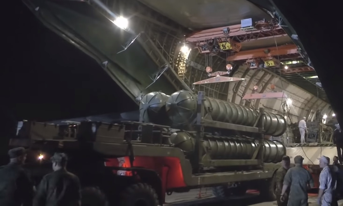 Tổ hợp tên lửa phòng không S-300PM2 Favorit là phiên bản xuất khẩu của S-300PMU2, bắt đầu được giới thiệu từ năm 1997.