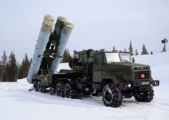 Nhiều phiên bản của tên lửa S-300 Favorit thậm chí còn được trang bị tên radar phát hiện mục tiêu mọi độ cao 96L6E, hoặc radar phát hiện mục tiêu độ cao thấp loại 76N6.