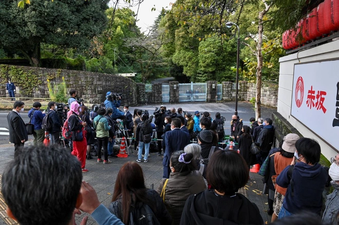 Không rõ liệu Công chúa Mako có đi làm sau khi kết hôn hay không, nhưng cô sở hữu hàng loạt bằng cấp danh giá, trong đó có bằng thạc sĩ ngành nghiên cứu bảo tàng của đại học Anh Leicester. Trong ảnh: Đám cưới hoàng gia thu hút sự quan tâm của dư luận và truyền thông Nhật Bản.