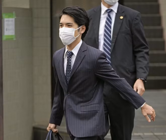 Công chúa Mako và vị hôn phu bắt đầu hẹn hò nhau từ năm 2012 tại trường Đại học Cơ đốc giáo quốc tế Tokyo. Năm 2017, trong một cuộc họp báo, anh Komuro gọi Công chúa Mako là "mặt trăng" luôn âm thầm theo dõi anh, trong khi cô Mako so sánh nụ cười của vị hôn phu với "mặt trời". Trong ảnh: Anh Komuro rời nhà riêng ở Yokohama hôm 26/10 để kết hôn với Công chúa Mako.