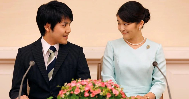 Họ dự kiến kết hôn vào năm 2018, tuy nhiên sau đó kế hoạch này bị trì hoãn vì "thiếu sự chuẩn bị". Kyodo khi đó dẫn nguồn tin cho biết, việc mẹ Komuro vướng vào một số lùm xùm tài chính được cho đã dẫn tới việc hôn lễ bị hoãn. Vào tháng 8/2018, anh Komuro đã sang Mỹ học ngành luật và mới trở về nước hôm 27/9. Anh hiện đã xin được việc tại một công ty luật và Công chúa Mako được cho có thể sẽ sang Mỹ sống cùng chồng sau kết hôn. Trong ảnh: Công chúa Mako và hôn phu trong buổi họp báo tổ chức năm 2017.