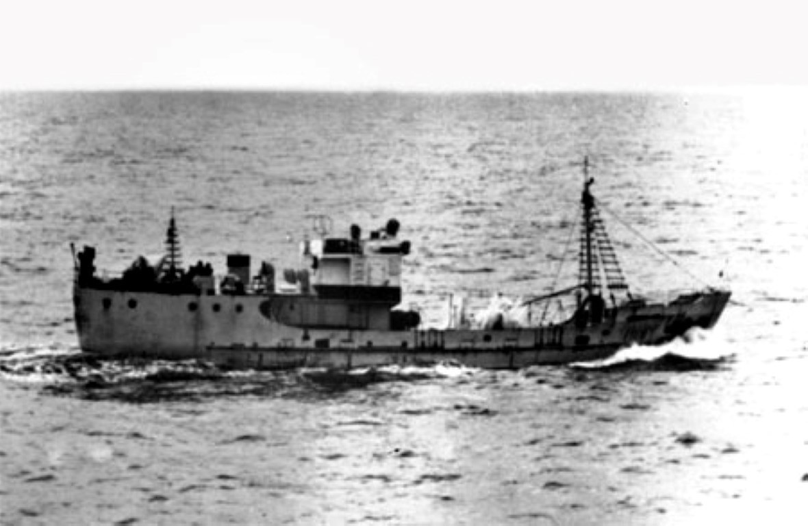 Đầu tiên, những chiến sĩ tàu không số tương lai, sẽ phải học những nghề cơ bản nhất để phục vụ cho việc đánh bắt cá, họ cũng biết đan lưới, đánh cá như những người ngư dân đích thực.