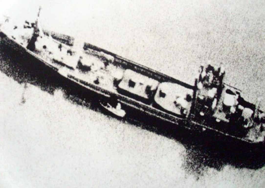 Tuy nhiên những người này, lại có vẻ bề ngoài không hề giống với một ngư dân, càng không biết gì về nghề đi biển. Vậy nên, họ đã phải trải qua một quá trình "tẩy trắng" kéo dài.