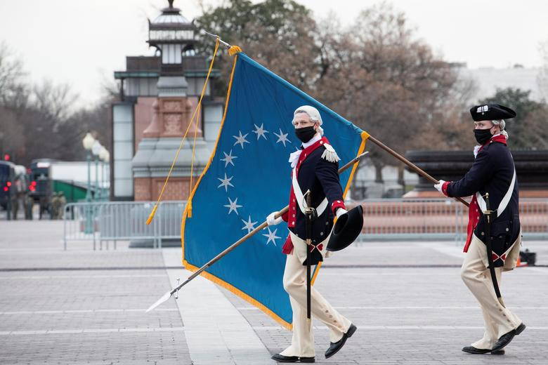 Bộ quân phục cùng quốc kỳ từ thời nước Mỹ lập quốc.