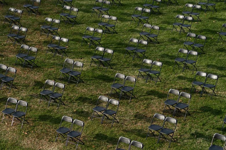 Dấu ấn của COVID-19 còn xuất hiện trong lễ nhậm chức với hàng ghế khán giả được "giãn cách xã hội".