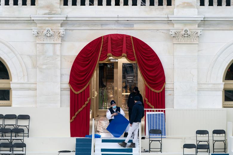 Công việc trang hoàng Đồi Capitol vẫn đang được tiếp tục.