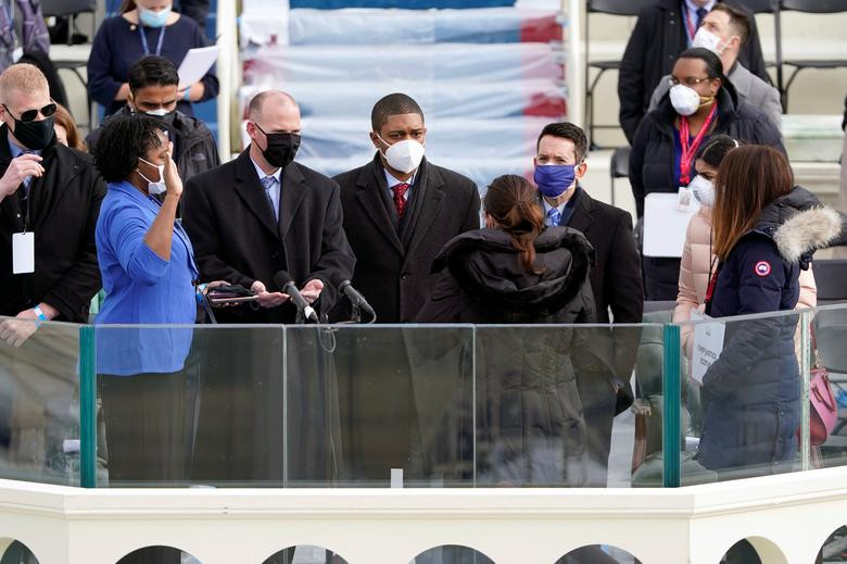 Những người đóng thế thực hiện lễ diễn tập nghi thức tuyên thệ.