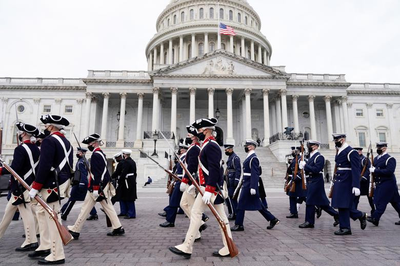 Thậm chí những khẩu súng trường hỏa mai cũng xuất hiện.