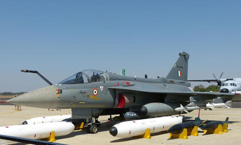 Được phát triển bởi Hindustan Aeronautics Limited (HAL), Tejas là dòng máy bay chiến đấu và tấn công thế hệ thứ tư một động cơ nhằm thay thế những chiếc chiến đấu cơ MiG-21 của không quân Ấn Độ.