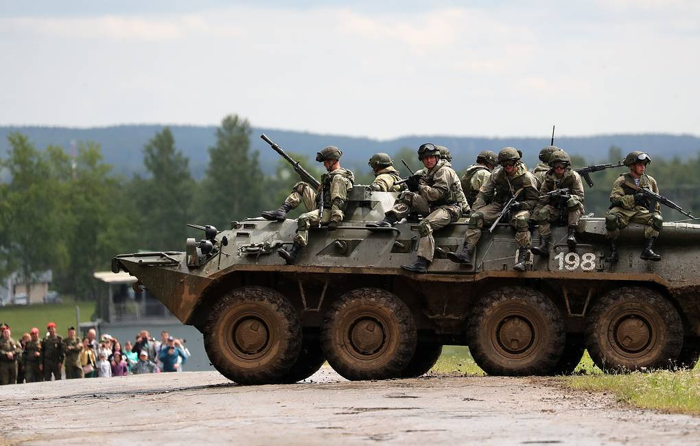 Quân đội Nga cũng dự kiến cho gia nhập biên chế ít nhất 300 xe thiết giáp chở quân bánh lốp loại BTR-82A và BTR-82AM.