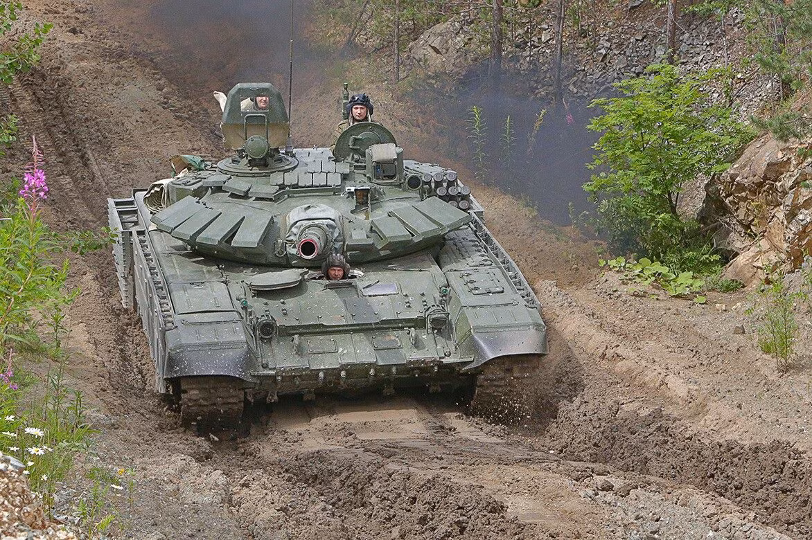 Trong đó, phiên bản T-72B3 được xem là dòng xe tăng có uy lực nhất của Nga hiện tại, lần đầu đã xuất hiện trong biên chế quân đội nước này từ năm 2013. Phiên bản T-72B3M thậm chí còn hiện đại hơn nữa, mới chỉ được ra mắt cách đây một thời gian ngắn.