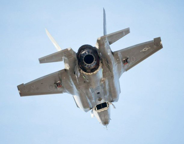 Tới nay, F-35B vẫn là loại chiến đấu cơ có nhiều bê bối nhất trong dòng tiêm kích F-35 của Mỹ, khi nó có giá thành cực kỳ đắt đỏ, và vẫn còn tồn tại rất nhiều lỗi chưa thể khắc phục. Nguồn ảnh: Sina.