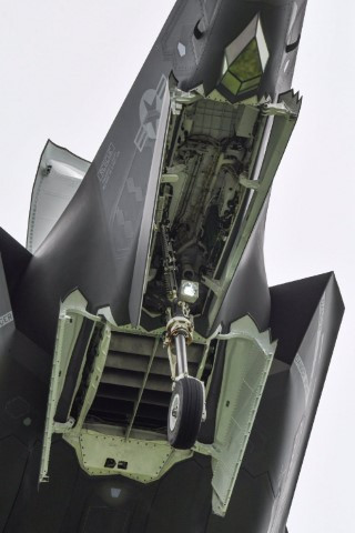 Giống như phiên bản F-35A, chiến đấu cơ F-35B cũng chỉ có càng đáp trước với một bánh xe. Phiên bản F-35C - được thiết kế để tương thích với máy phóng trên tàu sân bay, có càng đáp trước chắc chắn hơn nhiều với bánh xe kép và nhiều hệ thống trợ lực.
