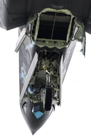 Ngay phía sau càng đáp trước là cửa phụt gió của tiêm kích F-35B, cửa phụt gió này sẽ lấy gió từ nóc máy bay, thổi xuống mặt đất để giữ máy bay cân bằng khi hạ cánh thẳng đứng.