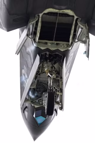 Ngay phía sau càng đáp trước là cửa phụt gió của tiêm kích F-35B, cửa phụt gió này sẽ lấy gió từ nóc máy bay, thổi xuống mặt đất để giữ máy bay cân bằng khi hạ cánh thẳng đứng.