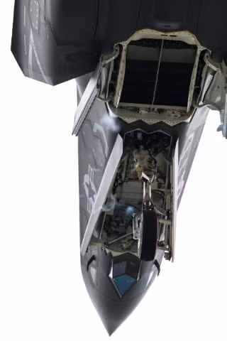 Để đảm bảo thiết kế tàng hình của mình, càng đáp và cửa phụt gió, sẽ chỉ mở nắp đậy khi cần, sau đó sẽ được đóng lại khi máy bay đã có đường bay trên không ổn định.