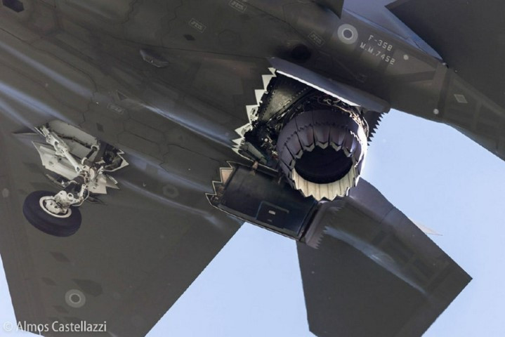 Động cơ của tiêm kích F-35B cũng cực kỳ đặc biệt, khi nó có khả năng xoay góc 90 độ, giúp đổi hướng luồng phụt, để máy bay có thể cất cánh trên đường băng ngắn hoặc hạ cánh thẳng đứng.