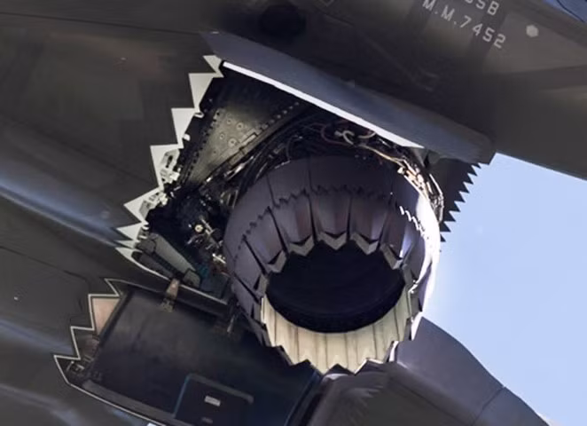 Khi đổi hướng luồng phụt 90 độ so với thông thường, nắp đậy ở phần bụng máy bay cũng sẽ được mở ra, để lộ toàn bộ khu vực ống xả của đổng cơ.