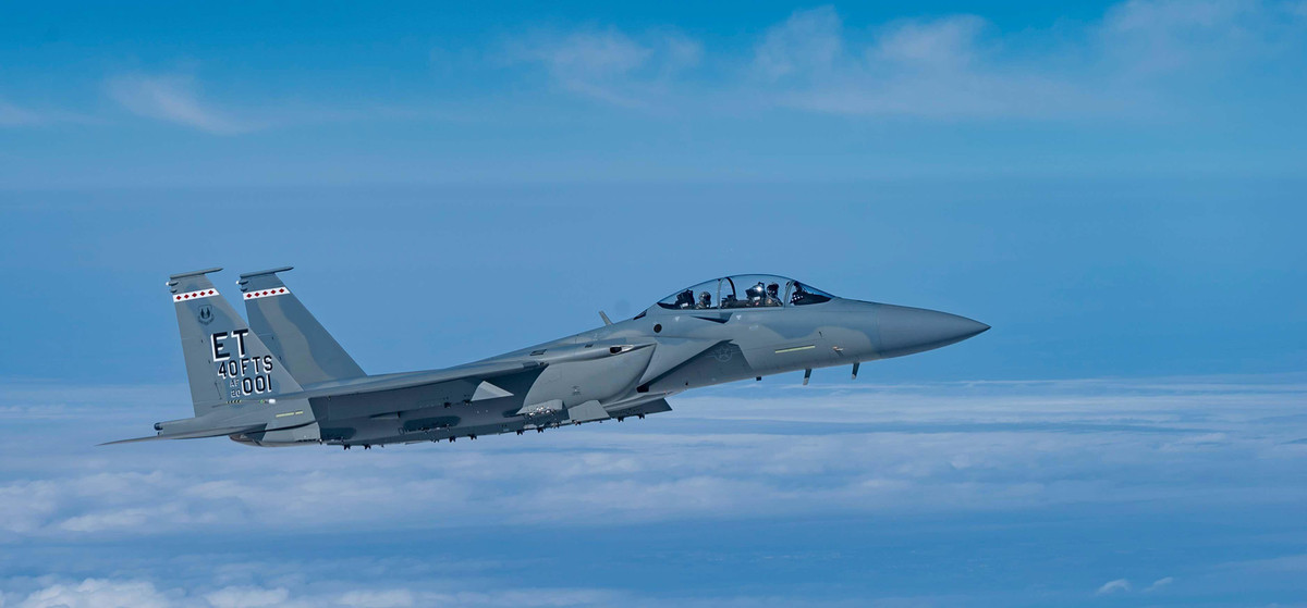 Radar của F-15EX là loại quét mạng pha điện tử chủ động (AESA) AN/APG-82 (V1) với bộ vi xử lý tốt hơn, giảm thời gian bảo trì xuống 20 lần so với trước.