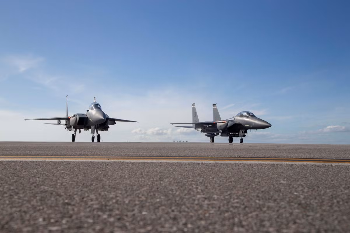 F-15EX cũng có thể mang theo tên lửa chống bức xạ, đạn tấn công ngoài tầm phòng không điểm và tên lửa chống hạm Harpoon.