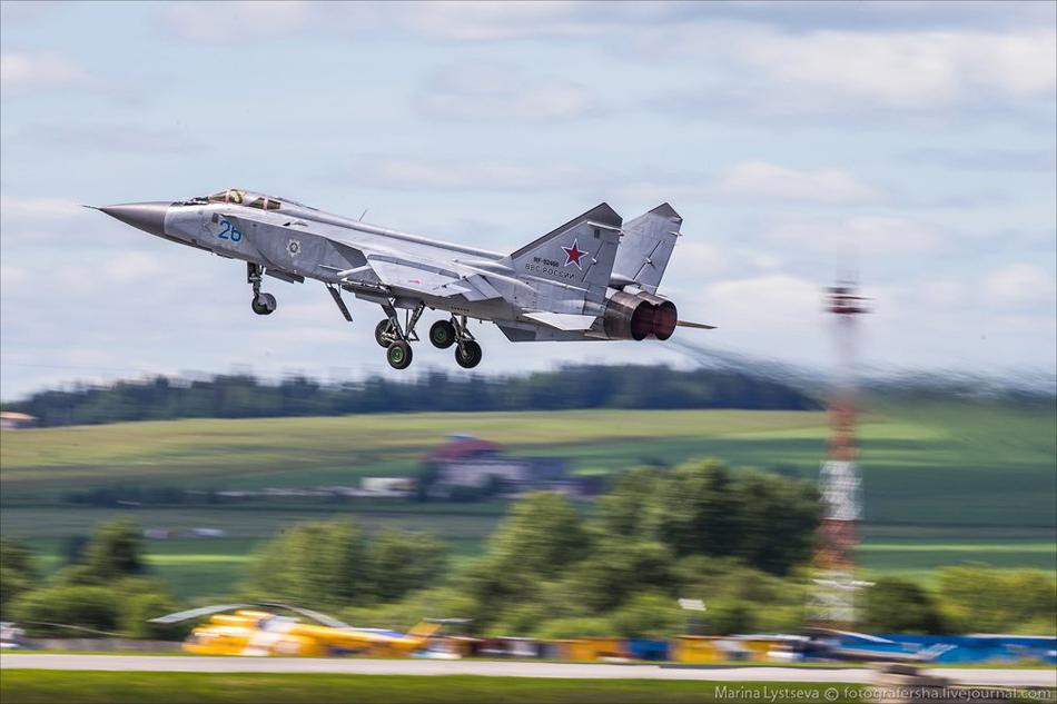 Được trang bị hai động cơ Soloviev D-30F6, tiêm kích đánh chặn MiG-31 của Nga có khả năng bay với tốc độ tối đa lên tới 3000 km/h.
