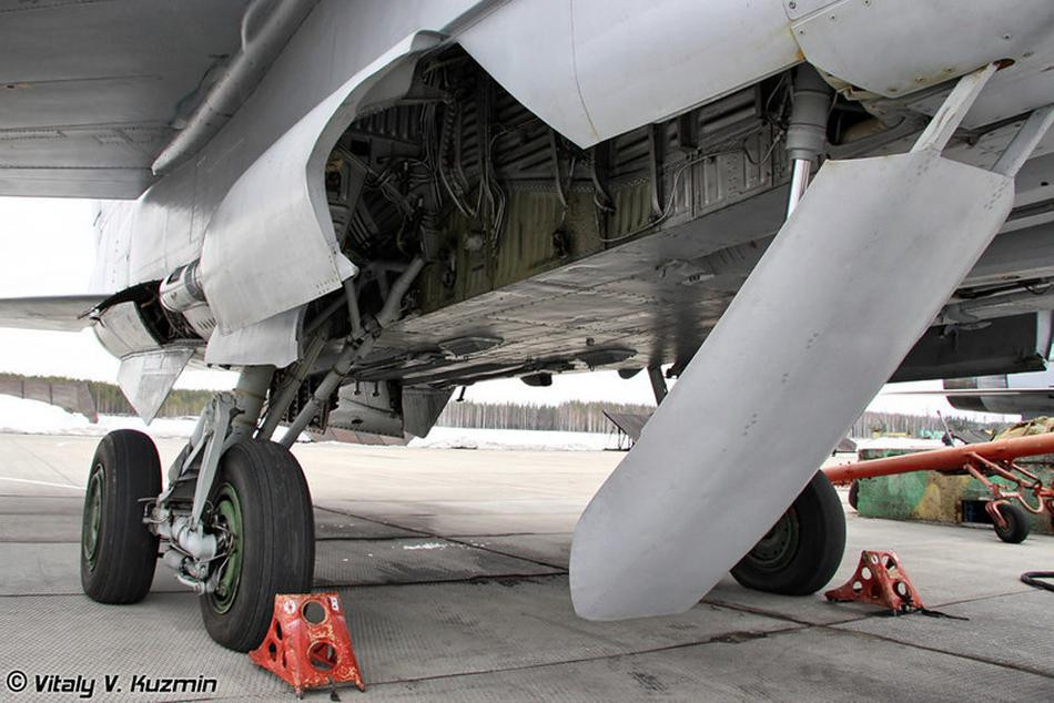 Trong khi đó, độ dài đường băng của MiG-31 khi hạ cánh, theo như nhà sản xuất công bố, chỉ cần 800 mét.