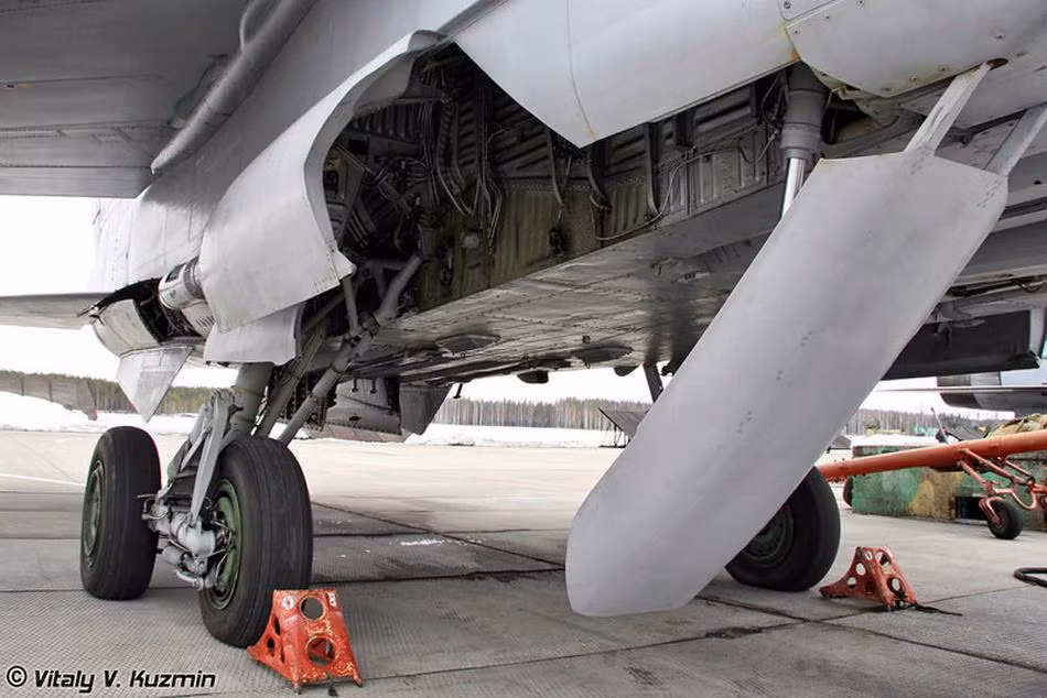 Trong khi đó, độ dài đường băng của MiG-31 khi hạ cánh, theo như nhà sản xuất công bố, chỉ cần 800 mét.