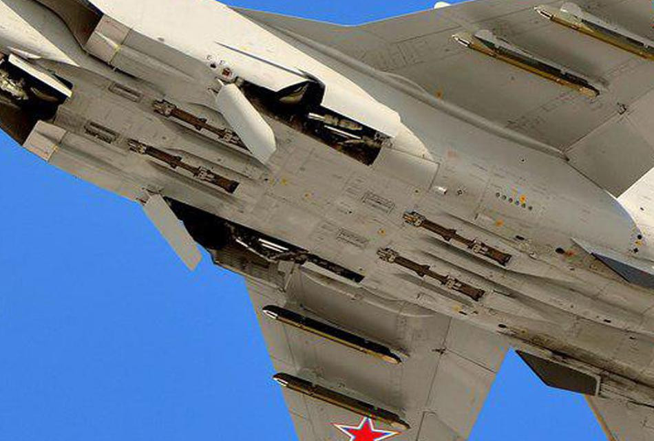 Phiên bản cải tiến của MiG-31 là MiG-31FE thậm chí còn có khả năng mang vác kinh khủng hơn nữa, trọng lượng cất cánh tối đa có thể lên tới 50 tấn.