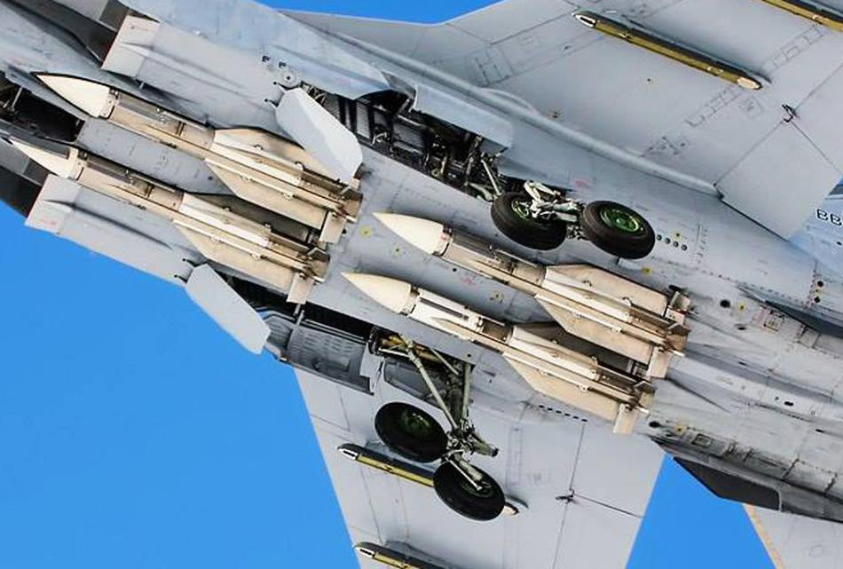 Trong khi trọng lượng cất cánh tối đa của chiếc tiêm kích đánh chặn MiG-31 lên tới 46 tấn thì chỉ tính riêng lượng nhiên liệu mà nó có thể mang theo, cũng đã lên tới hơn 16 tấn.