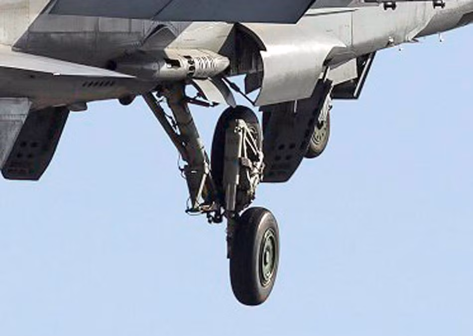 Hệ thống càng đáp của máy bay đánh chặn MiG-31 có thiết kế khá phức tạp, các cơ cấu chuyển động đều là thủy lực kích thước ống rất lớn.