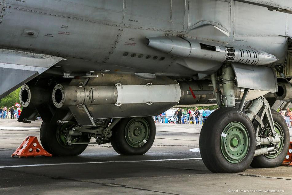 Bản thân người tiền nhiệm của MiG-31 là MiG-25, vốn cũng chỉ có trọng lượng 36 tấn - nghĩa là kém chiếc tiêm kích này hàng chục tấn.