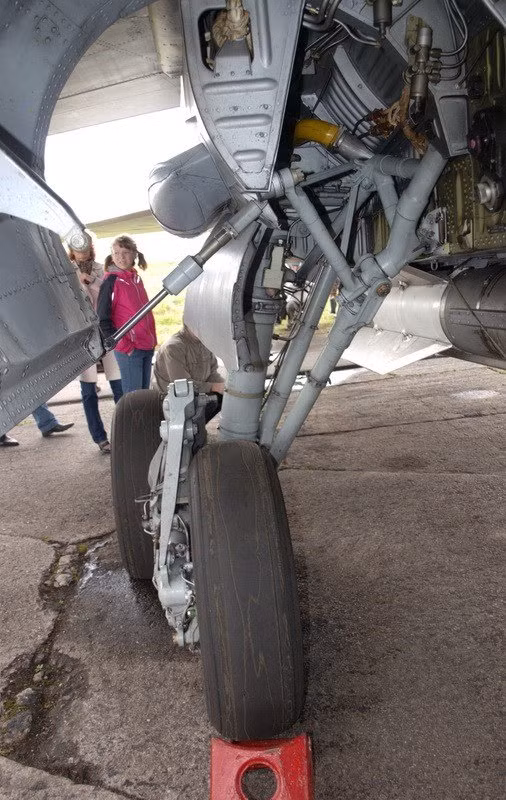 Tuy có trọng lượng rất nặng nề, tuy nhiên sải cánh rộng tới 63 mét vuông của chiếc máy bay đánh chặn này, cho phép MiG-31 có thể cất cánh được với đường băng ngắn chỉ 1200 mét.