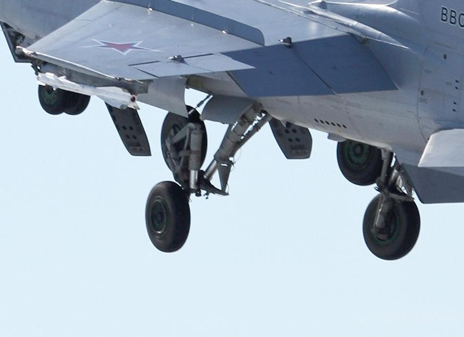 Máy bay cũng có tới 6 lốp thay vì ba hoặc bốn lốp như trên các loại tiêm kích phổ biến khác hiện nay.