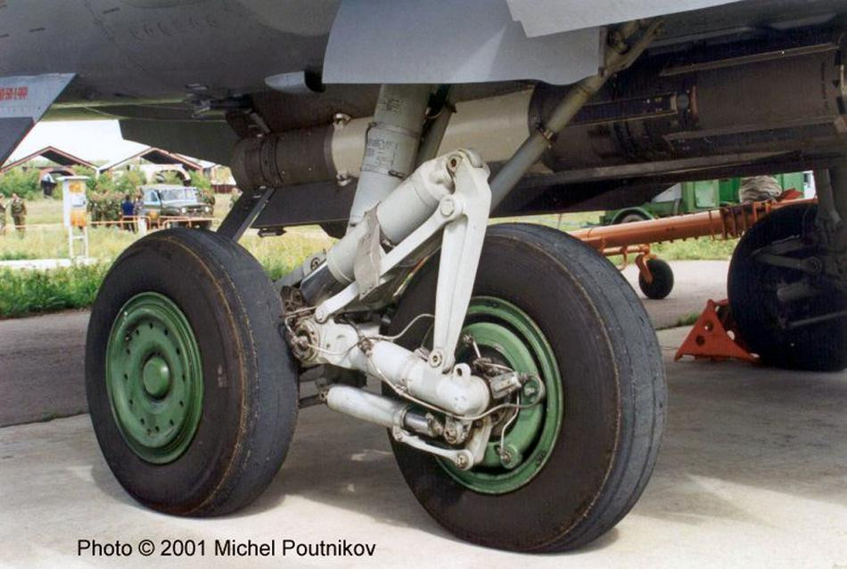 Là một trong những chiếc tiêm kích nặng nhất thế giới hiện nay, rất dễ hiểu khi chiếc tiêm kích MiG-31 của Nga có hệ thống càng đáp rất cồng kềnh và phức tạp.