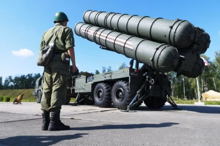 Mối quan tâm đặc biệt hiện nay của các chuyên gia quân sự là cuộc đối đầu có thể xảy ra giữa các hệ thống tên lửa phòng không Nga và máy bay không người lái Thổ Nhĩ Kỳ đang phục vụ trong biên chế Quân đội Ukraine tại chiến trường Donbass.