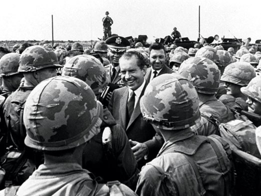 Tổng thống Richard Milhous Nixon, với chiến lược “Việt Nam hóa chiến tranh” (1969-1974), với mục tiêu: Rút quân nhưng để lại cố vấn chỉ huy, cung cấp vũ khí, trang bị, lương thực, tiền của cho ngụy quân và ngụy quyền Sài Gòn; mở chiến dịch các chiến dịch hành quân quy mô nhằm ngăn chặn chi viện của hậu phương miền Bắc trên tuyến vận tải chiến lược Trường Sơn.